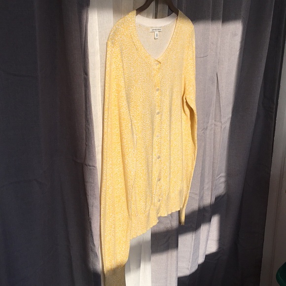 🌬Banana Republic Soft Yellow Cardigan - Picture 4 of 5